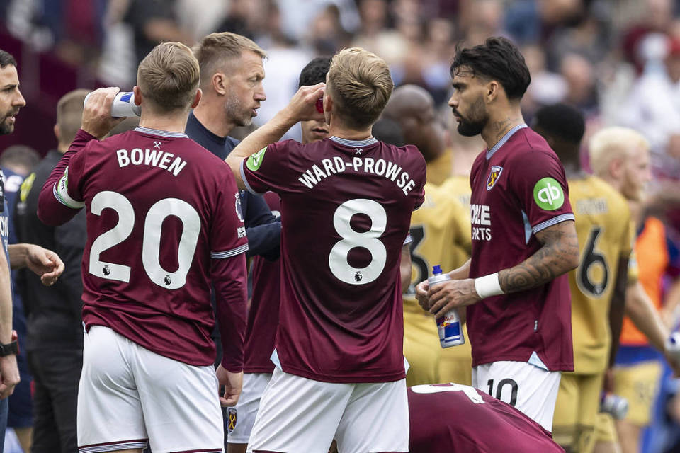 为什么棒球运动员在接捕高飞球时会不断挥手示意队友离开